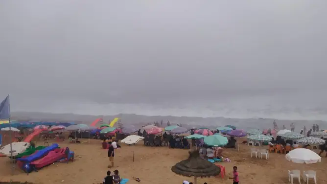 شاطئ بوزنيقة.. جشع وفوضى وكلاب ضالة بملاذ الهاربين من قيظ الصيف