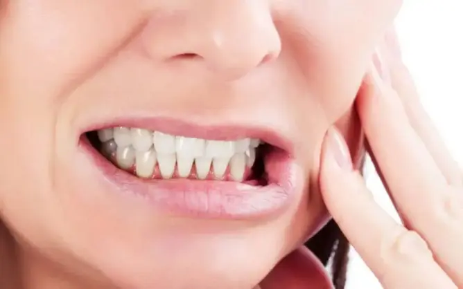 صك الأسنان أثناء النوم..المعانون منه أكثر عرضة للإصابة باضطرابات نوم أخرى