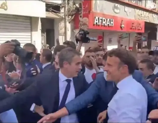 اتهامات لماكرون بـ”إذلال” فرنسا بجولته المرتجلة أثناء زيارته للجزائر