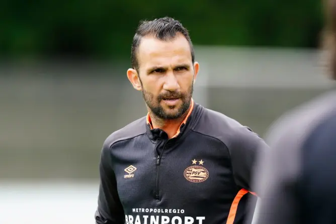 لقجع: عادل رمزي أراد المزاوجة بين المنتخب وفريقه “PSV”.. وهذا غير مقبول
