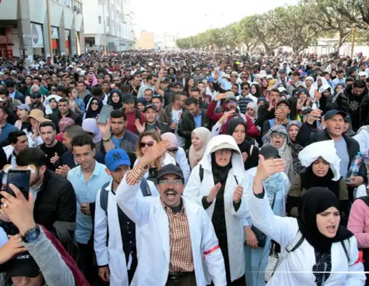الحكومة تفسر سبب الاقتطاع من أجور الأساتذة المتعاقدين