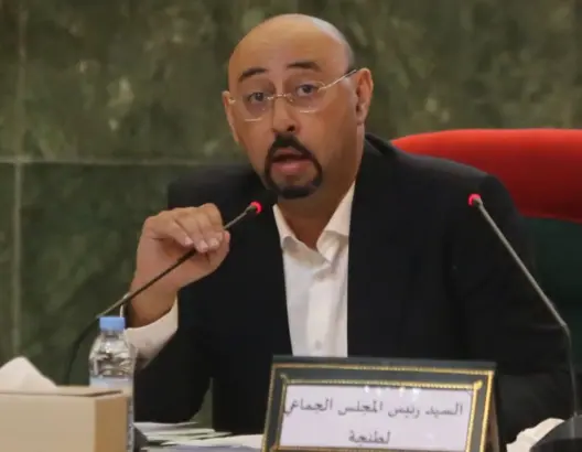 عمدة طنجة يرفض إطلاع مستشارين على دفاتر تحملات الشركات المتعاقدة مع الجماعة