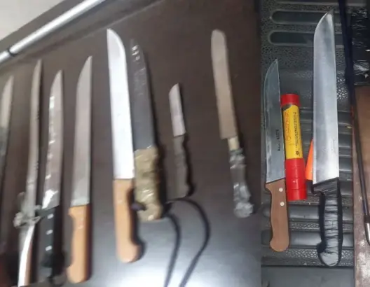 توقيف 81 شخصا وحجز أسلحة بيضاء ومفرقعات وأقراص مهلوسة قبيل مباراة الفتح والوداد