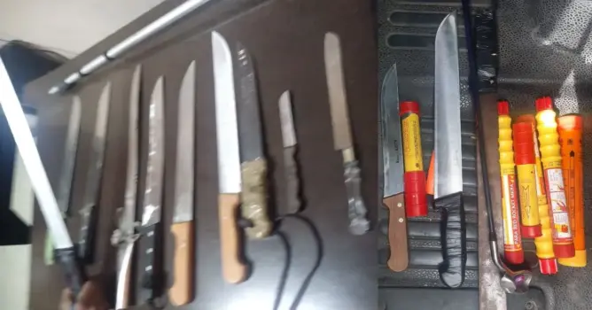 توقيف 81 شخصا وحجز أسلحة بيضاء ومفرقعات وأقراص مهلوسة قبيل مباراة الفتح والوداد