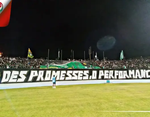تيفو جماهير الدفاع الحسني الجديدي وتفاعل الجمهور بعد الهدف الأول