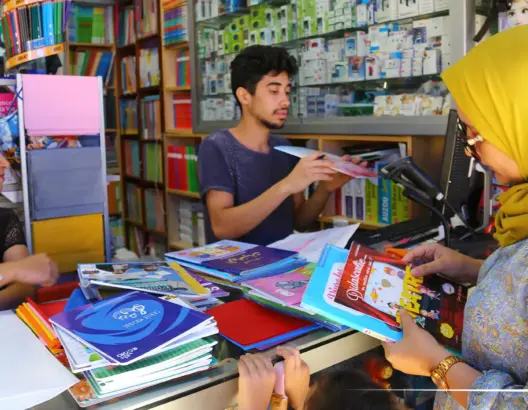 الدخول المدرسي الجديد.. مغاربة يشتكون من الارتفاع الكبير في أثمنة الدفاتر والكتب (فيديو)