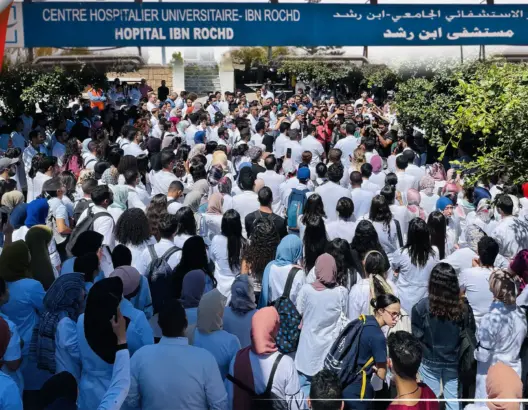 تماطل عميد كلية الطب في حل مشاكلهم و”سياسة الانتقام” تدفع أطباء لهجر “موريزكو”