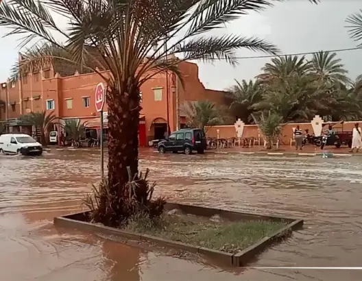 سحابة صيف ماطرة تغرق شوارع زاكورة