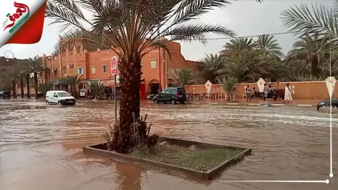 سحابة صيف ماطرة تغرق شوارع زاكورة