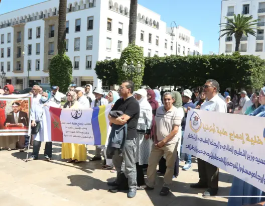 أولياء طلبة أوكرانيا ينددون بتعامل الوزارة “الغامض” ويطالبون بإدماج أبنائهم بالكليات (فيديو)