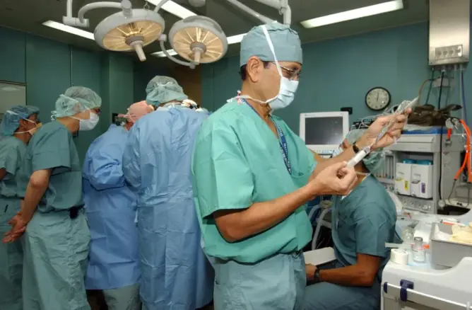 تقرير رسمي يوصي بتطوير الطب عن بعد وإقرار تحفيزات لاستقطاب الأطباء الأجانب