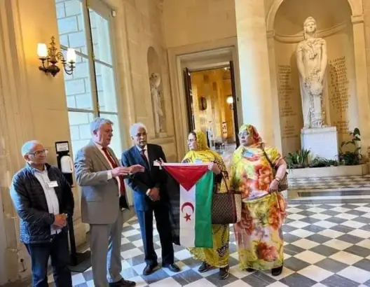 فرنسا تواصل استفزاز المغرب وتسمح برفع علم “البوليساريو” داخل البرلمان