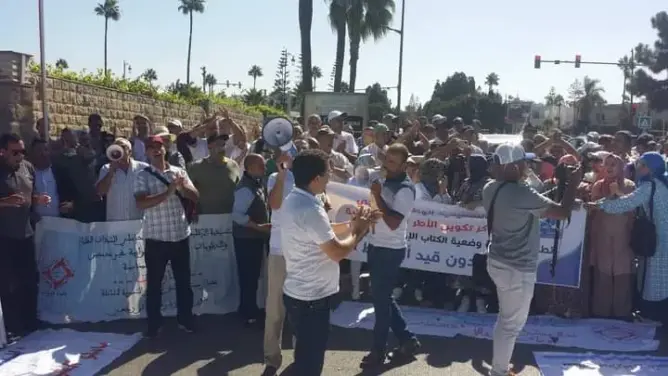 حاملو الشهادات بالجماعات الترابية يضربون عن العمل ويتظاهرون بالرباط (صور)
