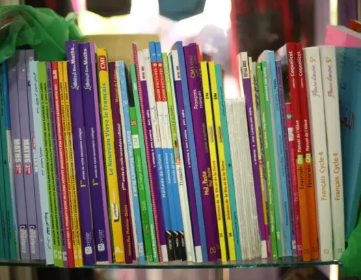 الكتبيون يفتحون النار على “البيع العشوائي” ويحذرون من فوضى سوق الكتب المدرسية