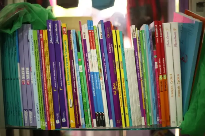 الكتبيون يفتحون النار على “البيع العشوائي” ويحذرون من فوضى سوق الكتب المدرسية
