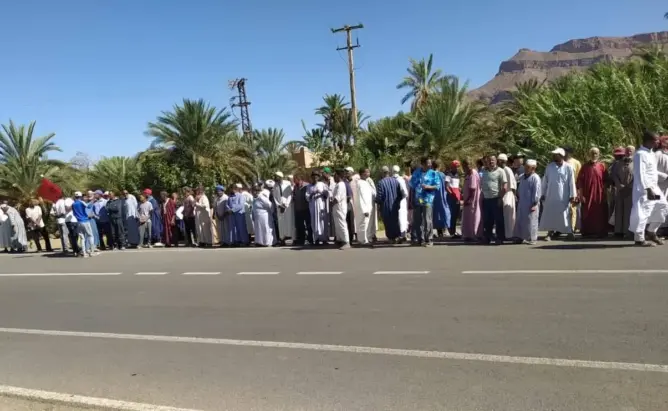 سكان بضواحي زاكورة يتظاهرون للمطالبة بمنع شركة من استخراج المياه الجوفية (صور)