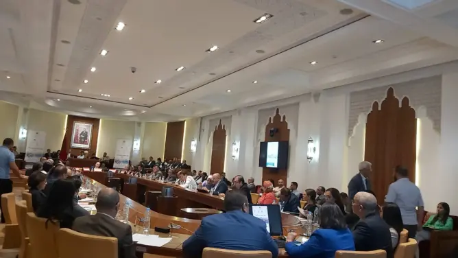 نائب برلماني يعترض على حديث ممثل “الباطرونا” بالفرنسية في البرلمان