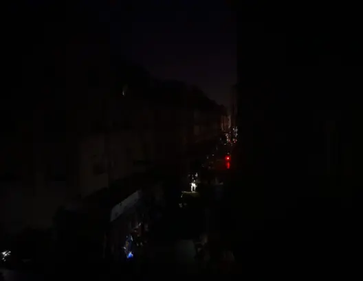 ليلة ظلماء في مدينة الرحمة جنوب الدار البيضاء بعد انقطاع مفاجئ للكهرباء (فيديو)