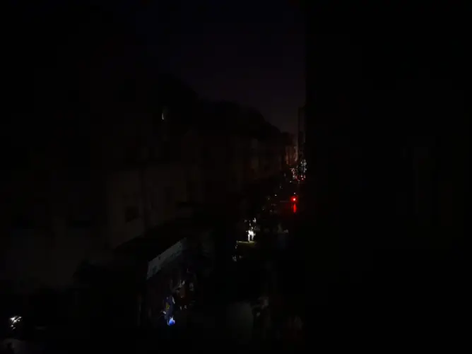 ليلة ظلماء في مدينة الرحمة جنوب الدار البيضاء بعد انقطاع مفاجئ للكهرباء (فيديو)
