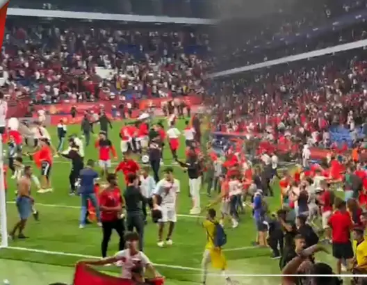 هكذا اقتحمت جماهير مغربية الملعب احتفالا بالفوز الأول للركراكي مع المنتخب