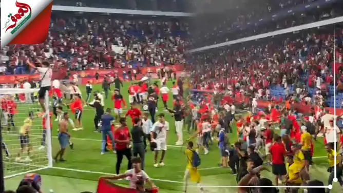 هكذا اقتحمت جماهير مغربية الملعب احتفالا بالفوز الأول للركراكي مع المنتخب