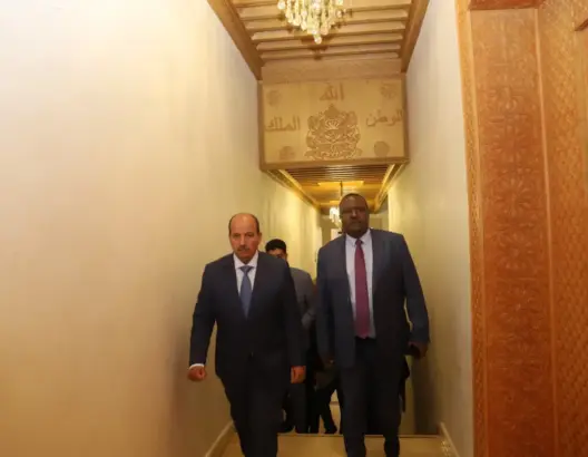 دعا رئيس البرلمان الإفريقي، فورتشون شارمبيرا زيفانيا، الاثنين من الرباط إلى إرساء بنيات مؤسساتية موحدة ومرجعية، مؤكدا على ضرورة تعزيز الأداء التشريعي لهذه الهيئة في مجالات التجارة والهجرة، والاقتصاد. وأفاد شارمبيرا زيفاينا في تصريح للصحافة عقب مباحثات أجراها مع رئيس مجلس المستشارين النعم ميارة، بأن البرلمان الإفريقي يعمل جنبا إلى جنب مع البرلمانات الوطنية واللجان الاقتصادية الإقليمية من أجل إرساء منصة موحدة للتداول بشأن كافة القضايا والتحديات التي تواجه إفريقيا، وذلك وعيا منه بأن "الملفات التي تشتغل عليها هذه الهيئات تستدعي بالضرورة العمل المشترك على الصعيدين القاري والإقليمي وما وراءهما".