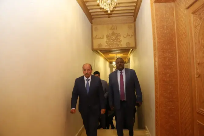 دعا رئيس البرلمان الإفريقي، فورتشون شارمبيرا زيفانيا، الاثنين من الرباط إلى إرساء بنيات مؤسساتية موحدة ومرجعية، مؤكدا على ضرورة تعزيز الأداء التشريعي لهذه الهيئة في مجالات التجارة والهجرة، والاقتصاد. وأفاد شارمبيرا زيفاينا في تصريح للصحافة عقب مباحثات أجراها مع رئيس مجلس المستشارين النعم ميارة، بأن البرلمان الإفريقي يعمل جنبا إلى جنب مع البرلمانات الوطنية واللجان الاقتصادية الإقليمية من أجل إرساء منصة موحدة للتداول بشأن كافة القضايا والتحديات التي تواجه إفريقيا، وذلك وعيا منه بأن "الملفات التي تشتغل عليها هذه الهيئات تستدعي بالضرورة العمل المشترك على الصعيدين القاري والإقليمي وما وراءهما".