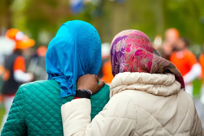 استطلاع رأي: 65% من المغاربة مع إجبارية ارتداء النساء للحجاب