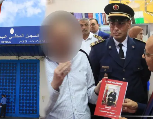 أساتذة جامعيون يوزعون مئات الكتب على طلبة من نزلاء سجن “عكاشة” (فيديو)