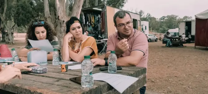 بطولة بنشويخ.. الجباري لـ”العمق”: “طريق الورد” يتناول قصة فتاة قروية (صور)