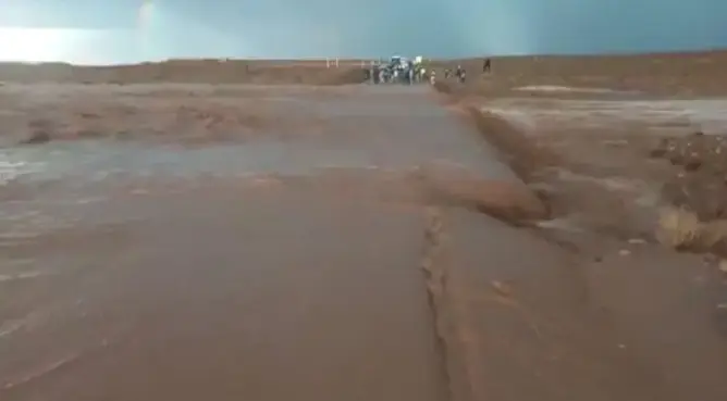سيول جارفة تقطع الطريق بين ورزازات وتنغير