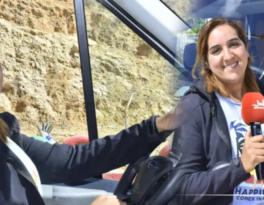 أول سائقة حافلة مدرسية بفاس.. تحارب البطالة بمهنة “رجالية”
