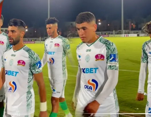 غضب وقلق واحتجاج الجماهير.. هكذا غادرت عناصر الرجاء ملعب البشير