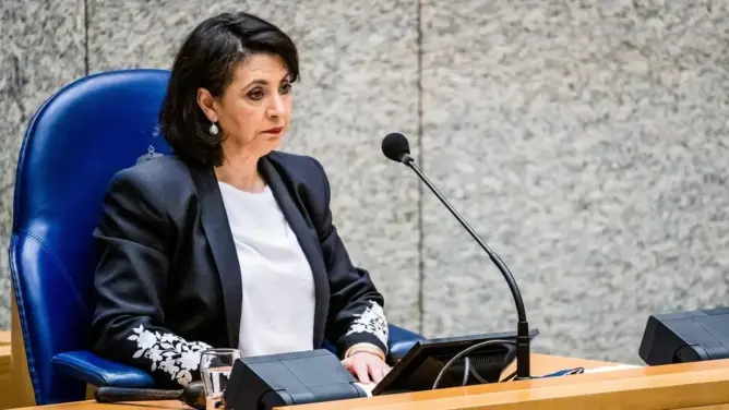 المغربية “أعريب” تستقيل من برلمان هولندا بسبب “مزاعم تمس بكرامتها”