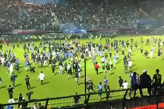 من أسوء مآسي كرة القدم.. ارتفاع ضحايا فاجعة إندونيسيا إلى 131 قتيلا والسلطات تتخذ قرارا