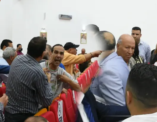 مشاداة كلامية بين شباط ونائب رئيس جماعة فاس بسبب “الطوبيسات”