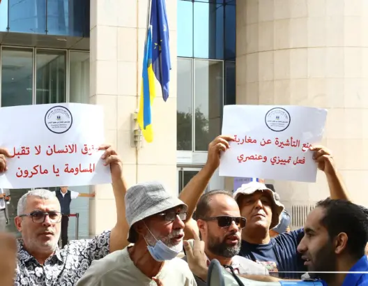 حقوقيون يحتجون أمام بعثة الاتحاد الأوروبي للمطالبة بمعاقبة فرنسا على حرمانها المغاربة من التأشيرة