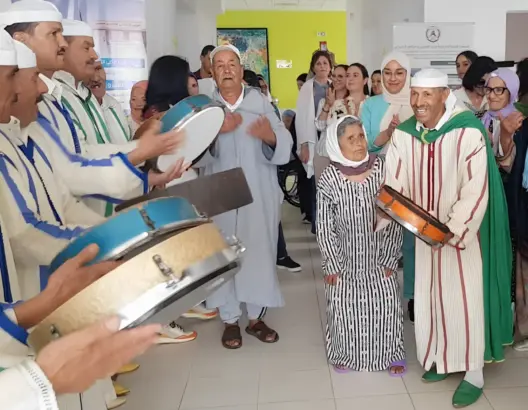 محسنون يدخلون الفرحة على نزلاء دار المسنين البحراوي بمناسبة عيد المولد (فيديو)