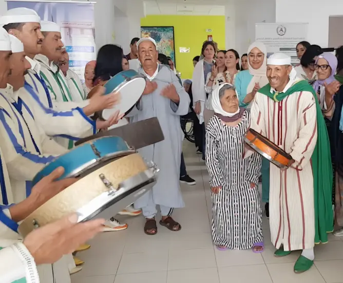 محسنون يدخلون الفرحة على نزلاء دار المسنين البحراوي بمناسبة عيد المولد (فيديو)