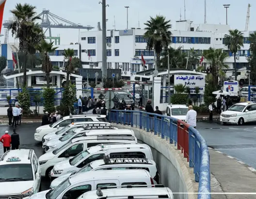منع “الطاكسيات” من ولوج أرصفة ميناء البيضاء يُشعل غضب السائقين
