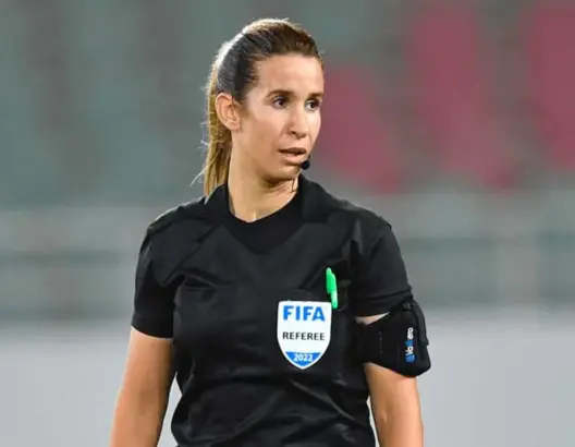 الحكمة المغربية “كربوبي” تقود مباراة المنتخب الفرنسي ضد نظيره الكندي