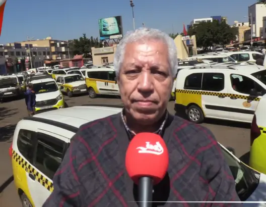 مهنيو “الطاكسيات” يتراجعون عن الاحتجاج ضد النقل السري بأكادير