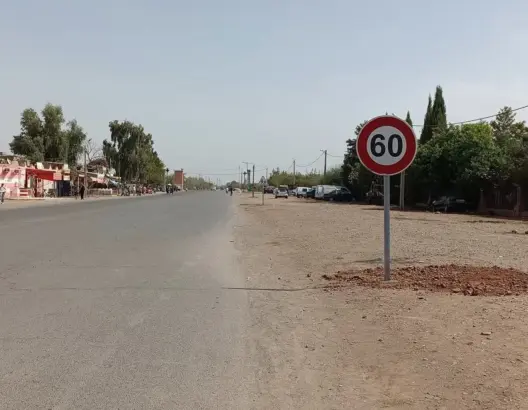 بعد احتجاج الساكنة .. وضع علامتَي تشوير بطريق مميتة قرب مراكش (فيديو)