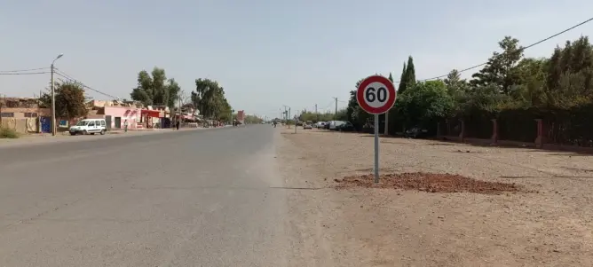 بعد احتجاج الساكنة .. وضع علامتَي تشوير بطريق مميتة قرب مراكش (فيديو)