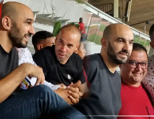 الركراكي وبنمحمود يتابعان المباراة الثانية للوداد دفاعا عن لقبه القاري (فيديو)