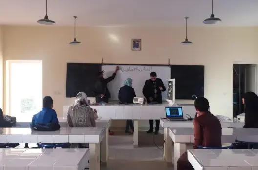 أساتذة الفيزياء والكيمياء يرصدون تراجع مستوى التلاميذ بسبب فرض اللغة الفرنسية