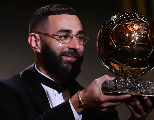 كريم بنزيمة يحرز الكرة الذهبية ويتوج بلقب أفضل لاعب في 2022