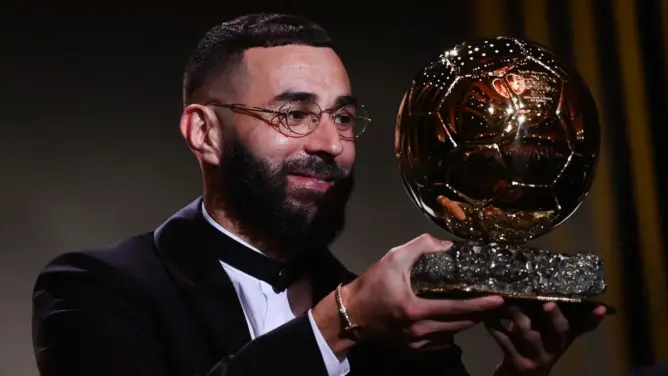 كريم بنزيمة يحرز الكرة الذهبية ويتوج بلقب أفضل لاعب في 2022