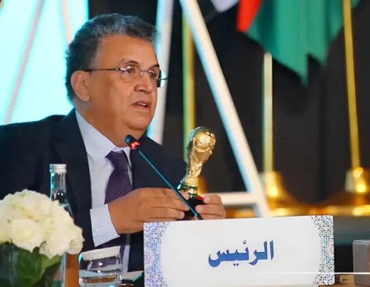 وهبي يهدي نظيره القطري مجسما لكأس العالم