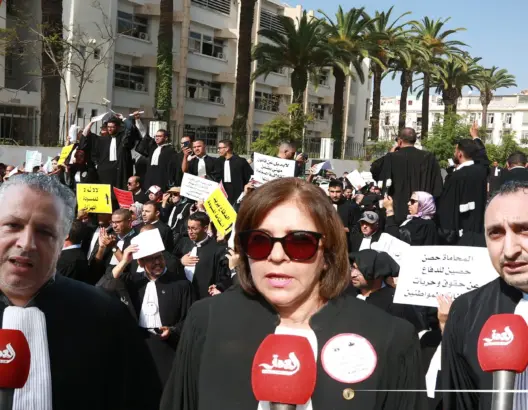 أصحاب “البدلة السوداء” يحتجون رفضا لمشروع قانون المحاماة